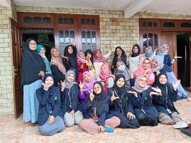 dokumentasi mahasiswa KKM UIN Malang kelompok 66 bersama ibu-ibu PKK RW 04 Desa Langlang. Dokpri