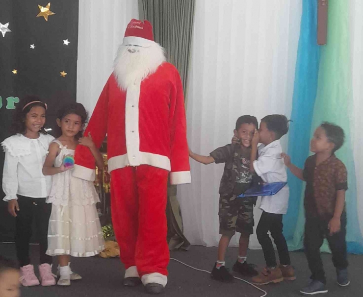 Anak-anak TK Canossa Kupang mendapatkan pesan sekaligus kado Natal dari Santa Claus di saat Natal Bersama KB TK Canossa, 7-1-2023 (dok pribadi)