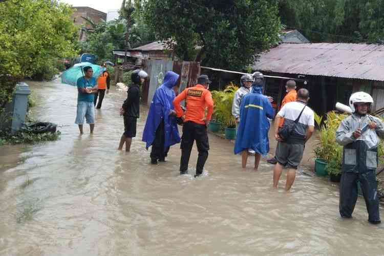 Banjir yang melanda  Kabupaten Kupang di akhir  tahun 2022 terpaksa membuat ratusan warga mengungsi (dok foto: Kantor SAR Kupang via kompas.com)