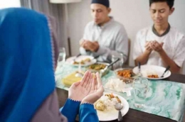 Ilustrasi membaca doa disaat makan (Foto: theAsianparent) 