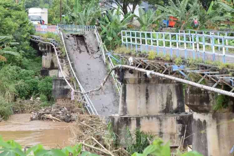 Seorang ibu yang hendak melahirkan dievakuasi melalui sungai akibat putusnya jembatan di Desa Pariti (dok foto: ANTARA via nusadaily.com)
