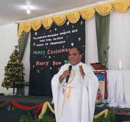 Pastor Valens, OFM memimpin Perayaan Misa Natal dan Tahun Baru Keluarga Besar TK Canossa Kupang (dok pribadi)