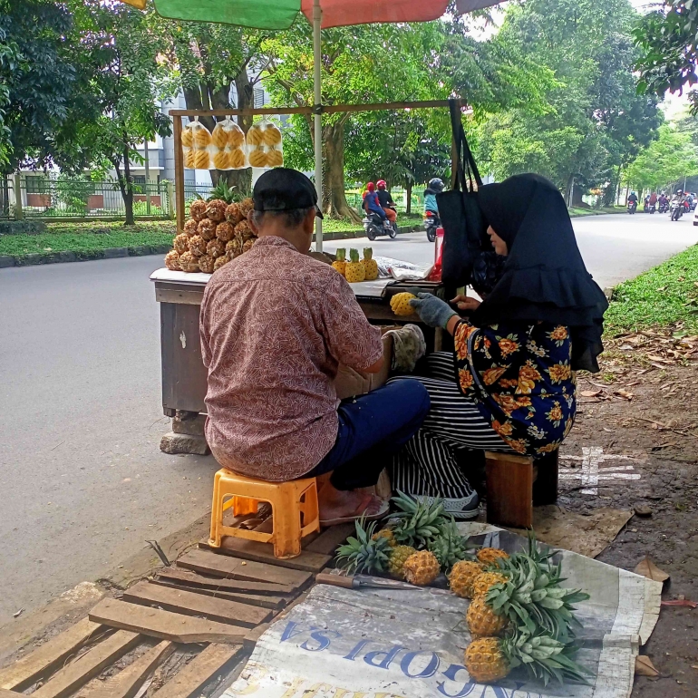 Suami istri sedang mengupas nanas (dokumen pribadi)