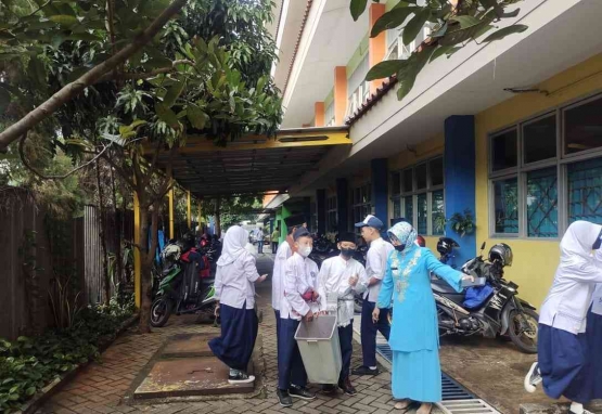 Hj. Hamidah mengarahkan murid-murid. (Foto: Dokumentasi sekolah)