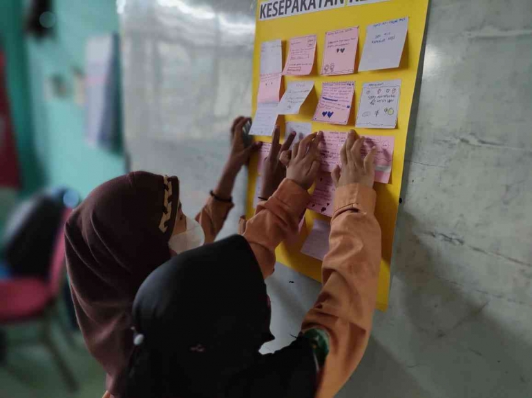 Murid membuat tulisan disticky note sesuai dengan impiannya masing-masing | Dokumentasi pribadi