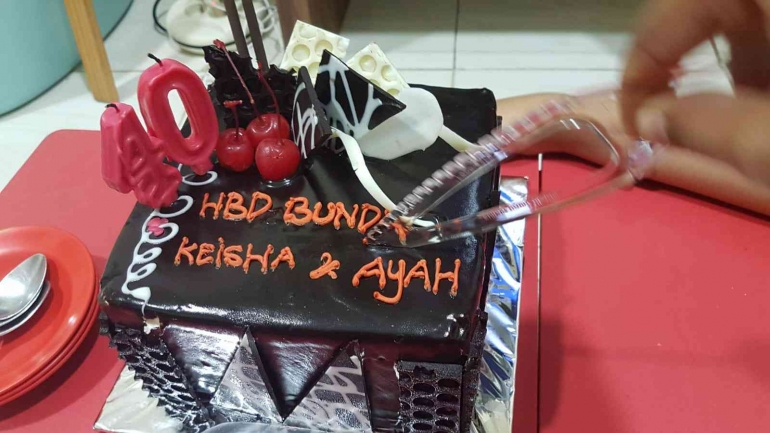 Kue Ulang Tahun Bunda ke-40 persembahan dari Keisha dan Ayah. (Dokumentasi Pribadi) 