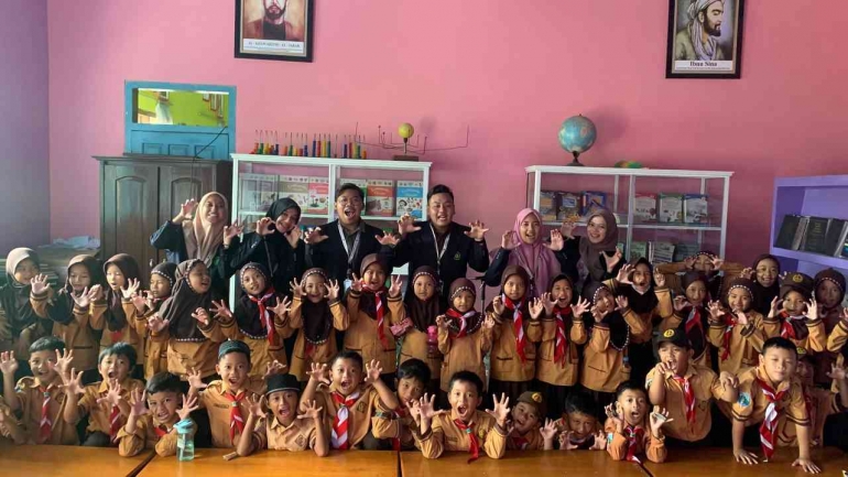 Mahasiswa KKM 33 UIN Malang bersama siswa-siswa MI Wahid Hasyim