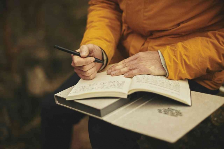 Ilustrasi Orang yang sedang membaca buku, Source: Pixabay