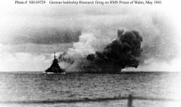 Bismarck mengarahkan tembakan Meriamnya kearah HMS Prince Of Wales setelah berhasil menghabisi HMS Hood. Sumber : worldwarphotos.info