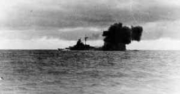 KMS Bismarck menembakkan meriamnya kearah HMS Hood. Sumber : wikipedia