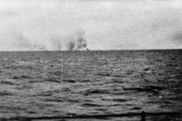 Tampak dari KMS Prinz Eugen, HMS Hood Meledak dan terbakar hebat. Sumber : Wikipedia