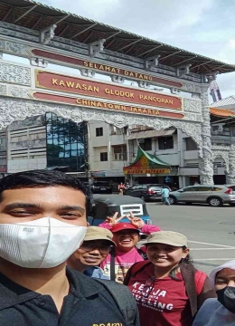 PSBB didepan Gapura China Town Jakarta I Sumber Foto : Deasy Safari