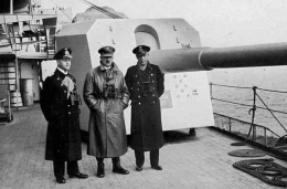 Adolf Hitler berfoto bersama Wilhelm Keitel (Kiri) dan Gunther Lutjens (Kanan) diatas Dek KMS Bismarck. Sumber : Imgur