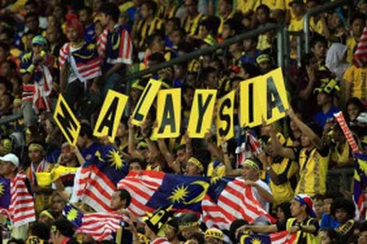 Ilustrasi gambar oleh www.bolasport.com dari Bagaskara Setyana Adhie Perkasa. | Para suporter Timnas Malaysia. Senin, 08/01/2023