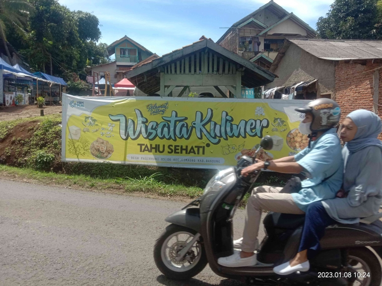 Warga melintas di lokasi Rest Area Edukatif Pasirhuni Cimaung Kabupaten Bandung. Photo: M.Al Kindi Adham