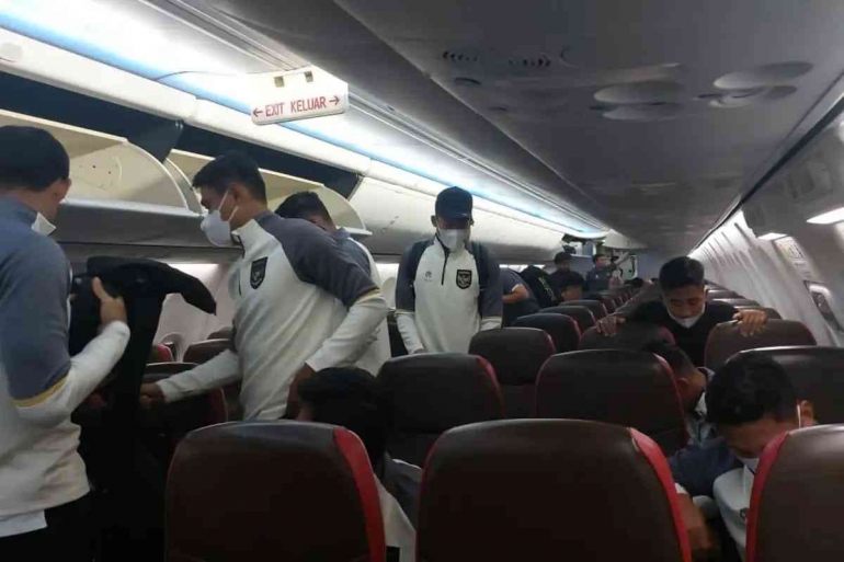 Terbang menggunakan pesawat sewaan menjadi pengalaman kedua pasukan Shin Tae-yong di Piala AFF 2022.| Foto via goal. com