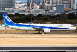 Sebuah pesawat ANA di bandara Osaka Itami. Sumber: Lusu/www.planespotters.net