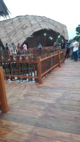Bangunan unik beratapkan rumbai di sekitar kawasan Destinasi Tapah Malenggang Muara Bulian (Foto: pribadi)