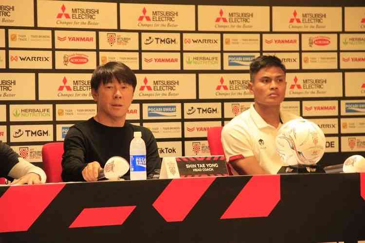 Pelatih timnas Indonesia Shin Tae-yong dan  Fachruddin Aryanto saat konferensi pers pasca leg 1 semifinal Piala AFF 2022: KOMPAS.com/Benediktus Agya 