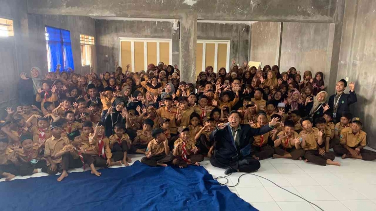 Mahasiswa KKM 33 UIN Malang bersama siswa-siswa MI Wahid Hasyim