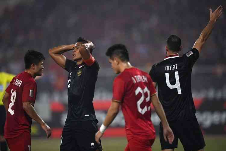 Pesepak bola Timnas Indonesia Fachruddin Aryanto (kedua kiri) bereaksi usai gagal membobol gawang Timnas Vietnam(Aditya Pradana Putra/Antara FOTO)