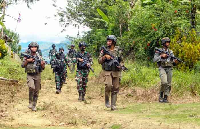 Personel gabungan TNI-Polri melakukan patroli di pegunungan wilayah Sigi, Sulawesi Tengah. |Foto: ANTARA FOTO/Rangga Musabar/