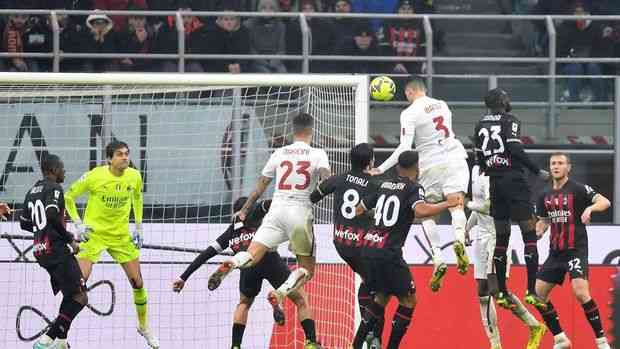 Milan vs Roma 2-2 (Foto: REUTERS/ DANIELE MASCOLO via sport.detik.com)
