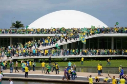 Pendukung Bolsonaro menduduki kedung kongres Brazil. Photo: Eraldo Peres/The Associated Press