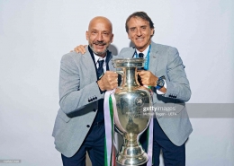 Bersama Roberto Mancini kelar menjadi juara Euro 2020. (Sumber: Michael Regan - UEFA/UEFA via Getty Images)