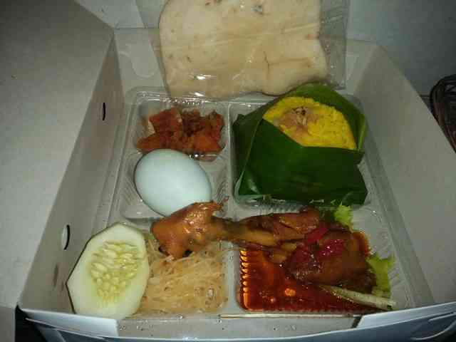 Sego berkat dengan nasi kuning (Pict: Dokumen pribadi)