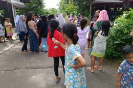 Banyak bocah bermain lato-lato di kawasan rumah mewah yang viral karena terbengkalai di Kelurahan Jatinegara, Kecamatan Cakung, Jakarta Timur. Sumber: Kompas.com/Nabilla Ramadhian