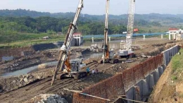 Alat berat terlihat di area pembangunan Bendungan Cipamingkis, Jonggol, Kabupaten Bogor, Jawa Barat, Selasa (3/8/2021). (dokpri)