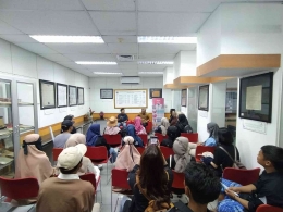 Foto Mahasiswa dan dosen UNIPAR Jember yang memasuki ruangan kecil diPerpustakaan Bung Karno guna diberikan edukasi dan wejangan oleh pemateri. (Sumber foto : Pribadi)