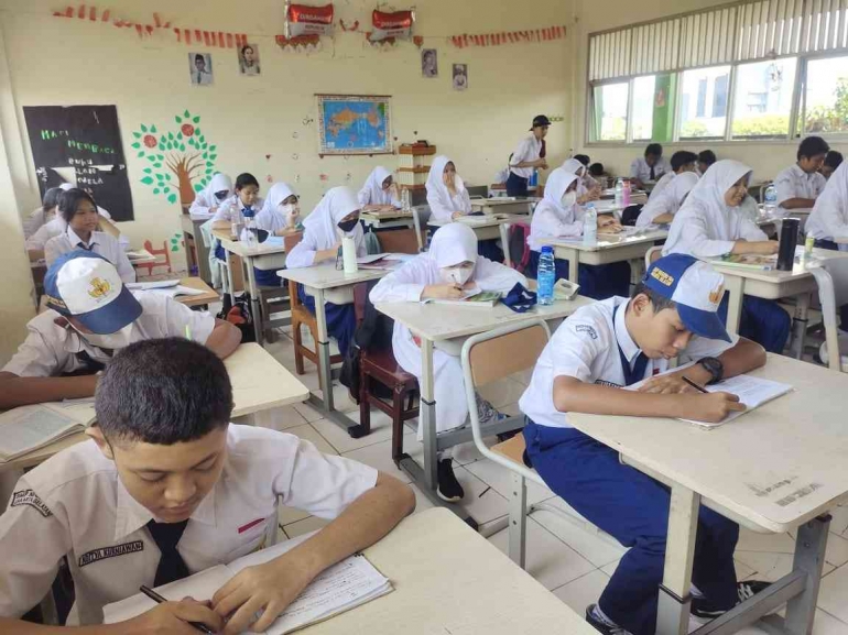 Murid-murid belajar di kelas. (Foto: Dokpri)