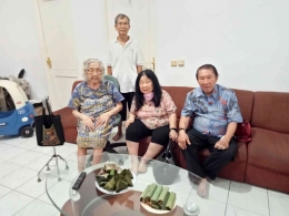 Keterangan foto: mengunjungi tetangga semasa di Padang, tapi sudah pindah ke Tangerang. Usia 86 tahun tapi mampu hidup mandiri/ dokumentasi pribadi 
