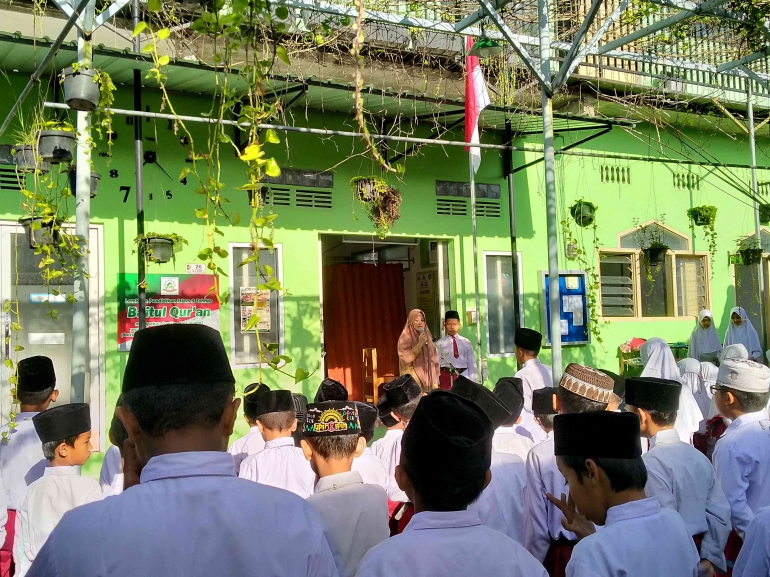(Foto: Ustadzah Asna sedang menyampaikan amanat upacara bendera)/Dokumentasi pribadi