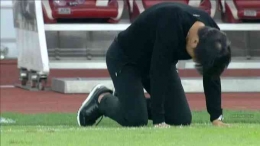 Shin Tae-yong berlutut dan tertunduk di Piala AFF 2022 I Gambar : Tribunnews
