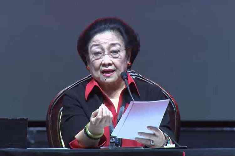 Megawati Soekarnoputri saat menyampaikan pidato politiknya diacara HUT ke-50 PDI-P. Foto : kompas.com