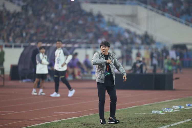 Ekspresi Shin Tae-yong kala memberikan instruksi kepada anak asuhnya dalam laga leg kedua semifinal Piala AFF 2022 antara Vietnam vs Indonesia di Stadion My Dinh, Hanoi, 9 Januari 2023. (Dok. PSSI via kompas.com)