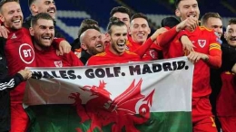 Gareth Bale bersama para pemain Wales dengan spanduk kontroversial yang membuat Madrid tersinggung: Twitter.com