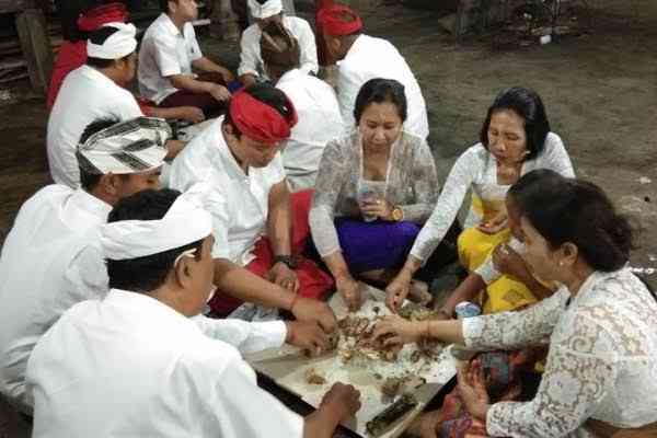 Kegiatan Megibung Dalam Kelompok Kecil | Sumber IDN Times