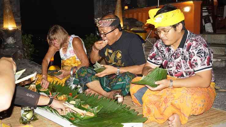 Wisatawan Asing Ikut Acara Megibung | Sumber Situs Disbudpar Karangasem