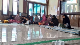 Para tenaga administrasi di lingkungan Bahrusysyifa Lumajang siap melaksakzanakan tugas (sumber gambar : Hamim Thohari Majdi)