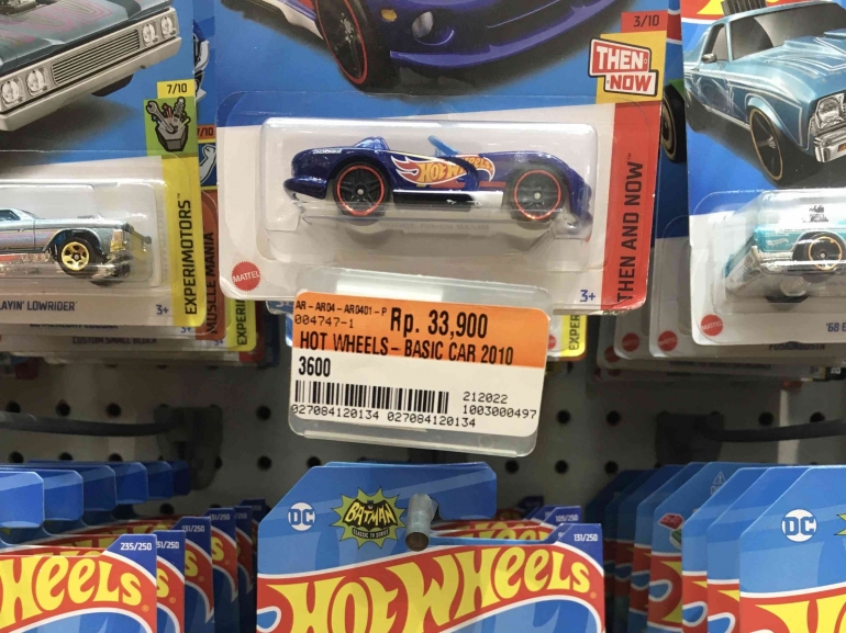 Kumpulan diecast Hot Wheels di toko mainan Toys Kingdom