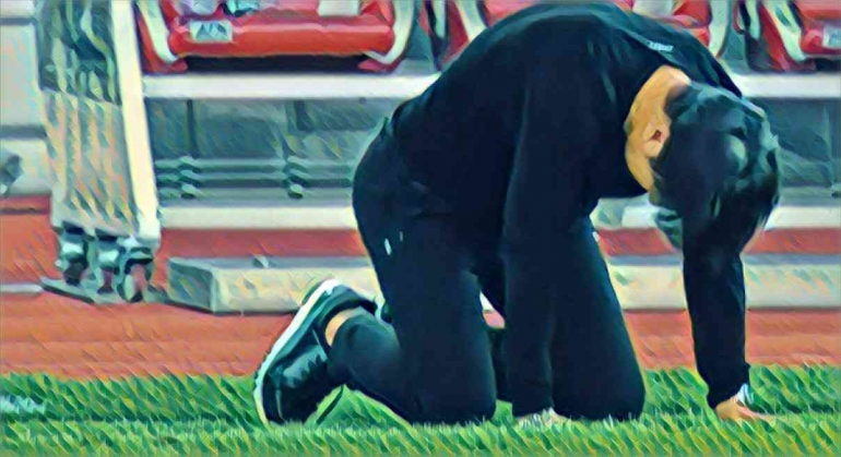 STY tertunduk lemas setelah Witan Sulaiman gagal mencetak gol, ketika melawan Thailand di Piala AFF 2022.