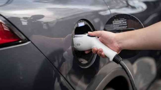 Mobil listrik (BEV) bakal dapat subsidi, tepatkah subsidi tersebut (dok foto: Reuters/Toya Sarno Jordan via cnnindonesia.com)