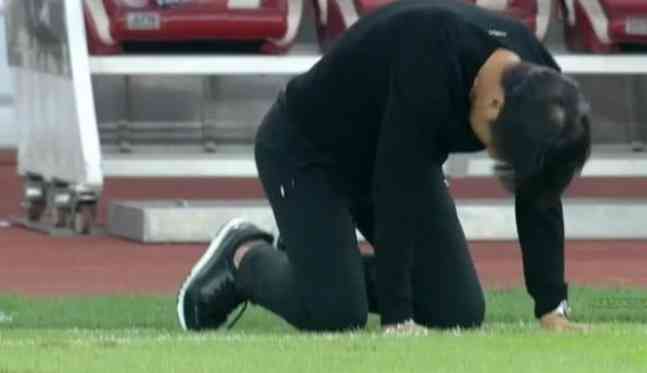 Coach STY terduduk lesu saat punggawa timnas gagal cetak gol(sumber poto:tribunews.com)