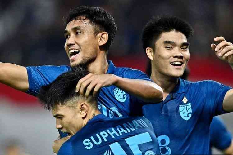 Selebrasi Teerasil Dangda saat gol pertama Thailand ke gawang Malaysia (Foto AFP/Lillian Suwanrumpha via Kompas.com). 
