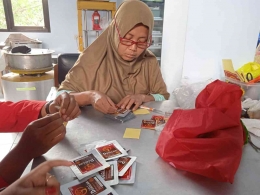 Sumber 4.0 Mahasiswa mengedukasi pelaku usaha UMKM Dumilah Coklat, Doc : Maydinda Nur Maharani