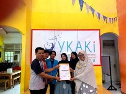 (foto pemberian sertifikat dari pihak YKAKIbersama mahasiswa dan dosen modul/dokpri)